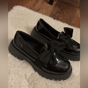 Elegant Black Loafers with Bow Detail